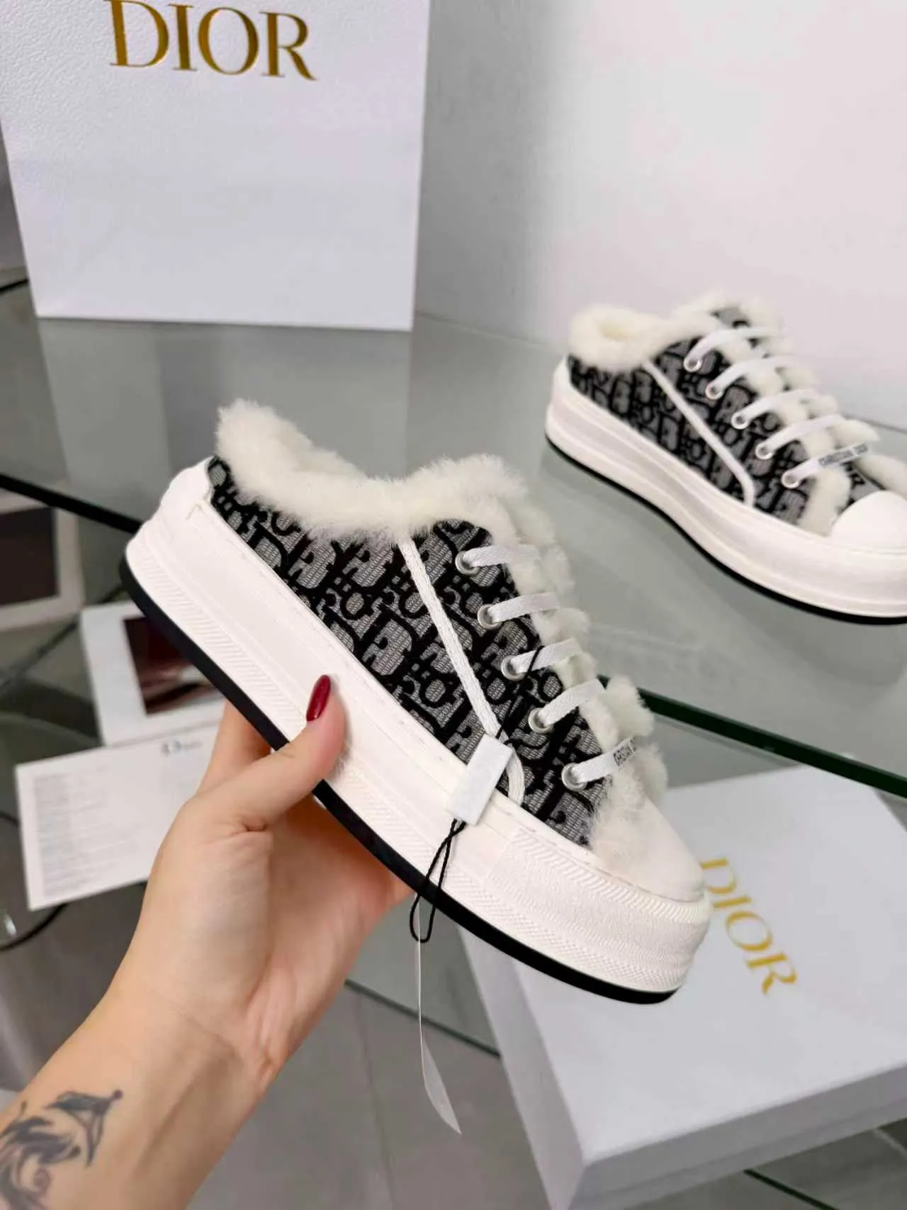 Men's men's shoes pP540! 𝐃𝐈𝐎𝐑 𝐖𝐚𝐥𝐤'𝐧 Dior Presbyopia Embroidery Wool Thick Sole Canvas Shoes Casual Sneakers (Half Flop) These Walk'n'Dior thick sole sneakers are a fashionable piece that elevates the collection. Oblique printed cotton embroidered upper with comfortable platform sole, tongue and Christian Dior Paris signature laces. Bottom thickness 4.5CM Size: Women's 35-41